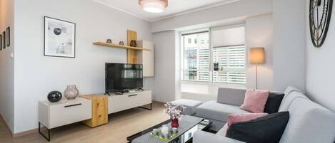 Una televisión, una oficina