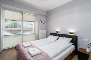 2 bedrooms, desk, iron/ironing board, WiFi