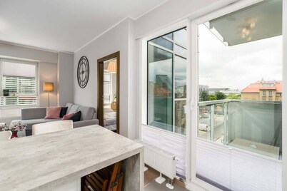 Spacious Apartment with Balcony | Close to Main Station