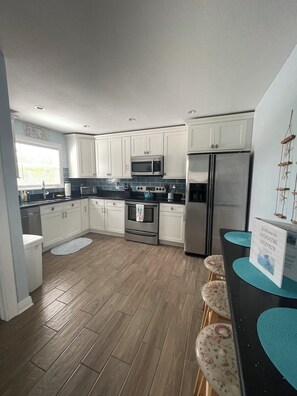 Kylskåp, mikrovågsugn, ugn och spishäll