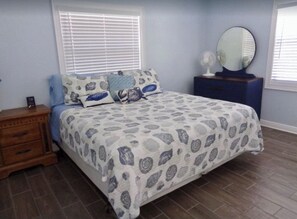 Desk, travel cot, WiFi