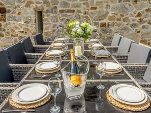 Outdoor dining - 4 bedroom accommodation in Bradbourne, near Ashbourne (Bradbourne, near Ashbourne)
