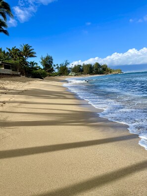 Ligstoelen aan het strand, strandlakens