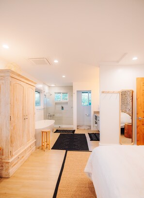 3 bedrooms, in-room safe, desk, iron/ironing board