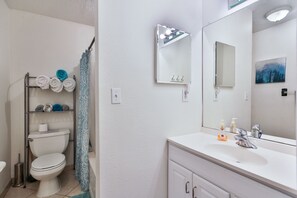 Ensemble douche/baignoire, serviettes fournies