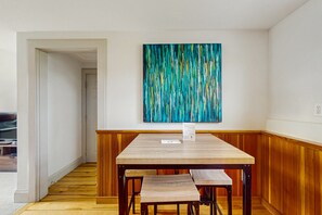 Dining - Radiant dog-friendly getaway w/a prime location near Stowe Mountain Resort (Stowe)