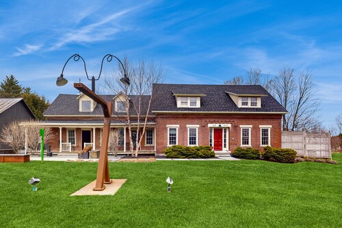 Radiant dog-friendly getaway w/a prime location near Stowe Mountain Resort