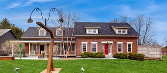 Radiant dog-friendly getaway w/a prime location near Stowe Mountain Resort