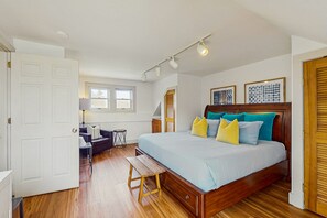 1 bedroom, iron/ironing board, WiFi, bed sheets - Radiant dog-friendly getaway w/a prime location near Stowe Mountain Resort (Stowe)