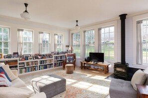 Télévision, cheminée