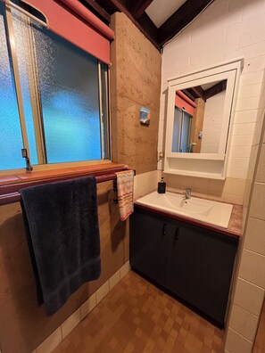 Dusche, Haartrockner, Handtücher, Seife