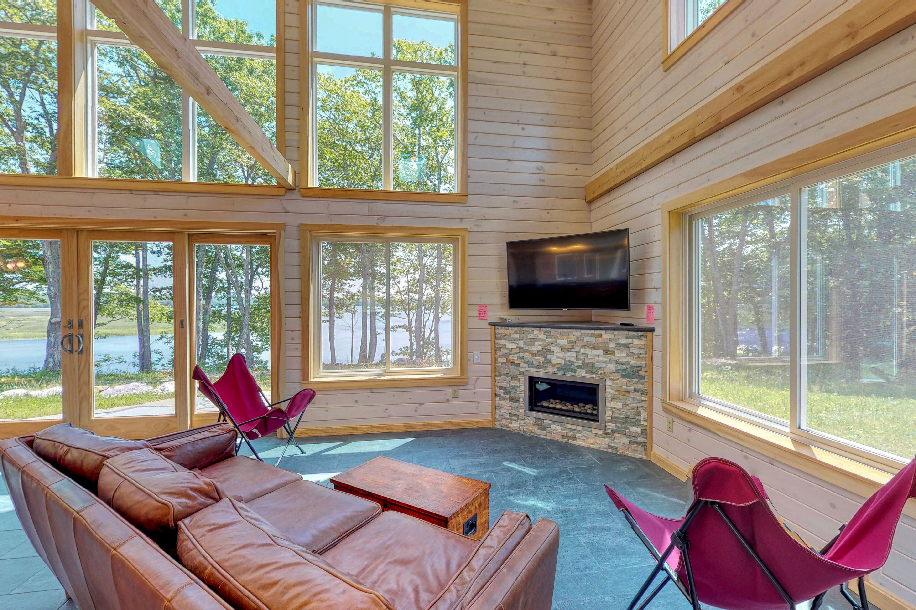 Télévision, cheminée