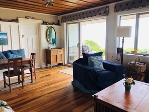 Smart-TV, Kamin, Bücher