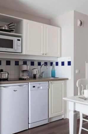 Fridge, microwave, dishwasher, coffee/tea maker