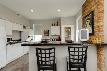 Fridge, microwave, oven, stovetop. Top of Geyer apartment