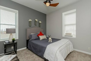 1 bedroom, desk, iron/ironing board, free WiFi - Top of Geyer apartment (St. Louis)