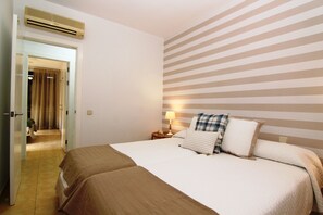 2 chambres, coffres-forts dans les chambres, fer et planche à repasser