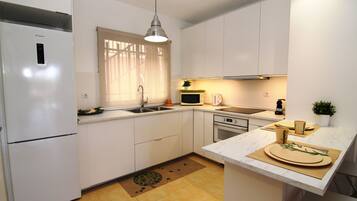 Réfrigérateur, micro-ondes, four, plaque de cuisson