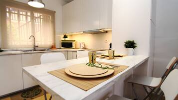 Een koelkast, een microgolfoven, een oven, een kookplaat