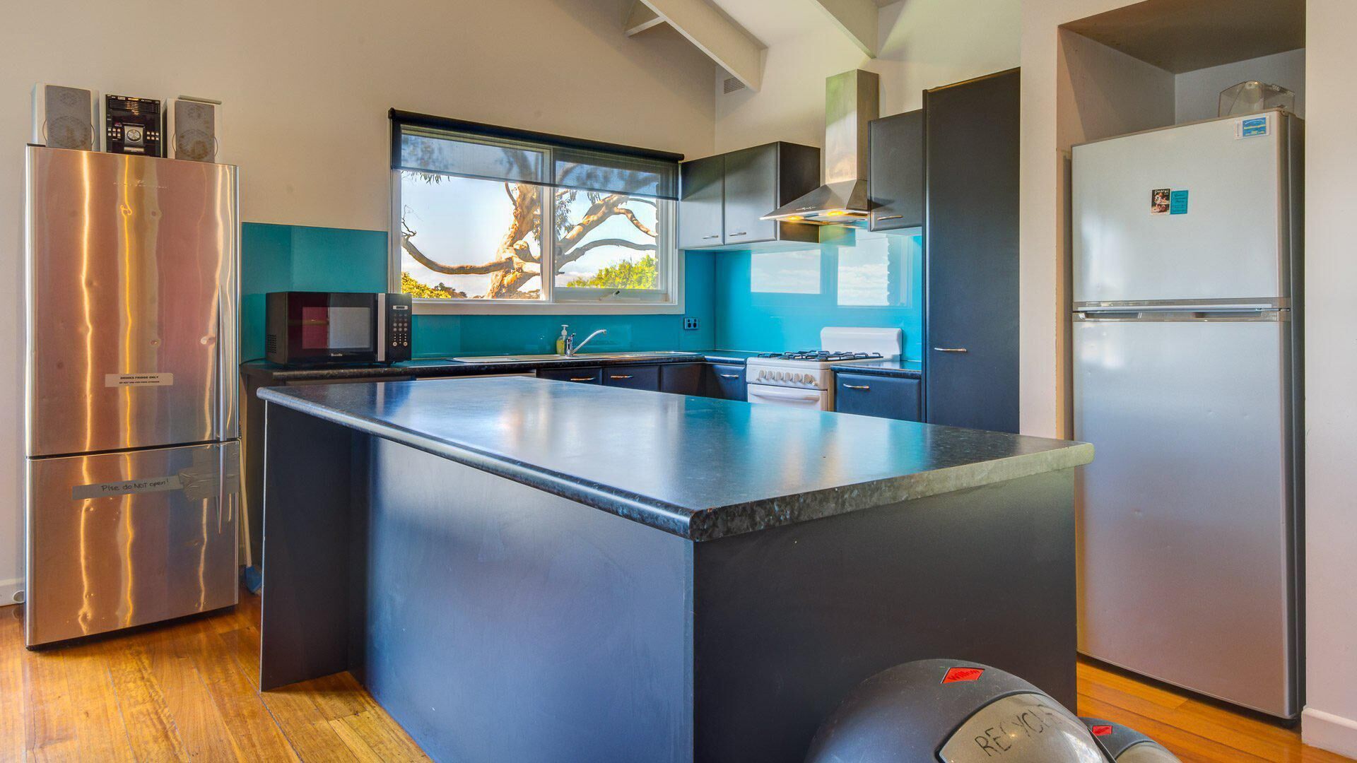 Refrigerador, microondas, horno y parrilla de estufa 