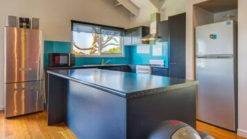 Køleskab, mikrobølgeovn, ovn, kogeplade