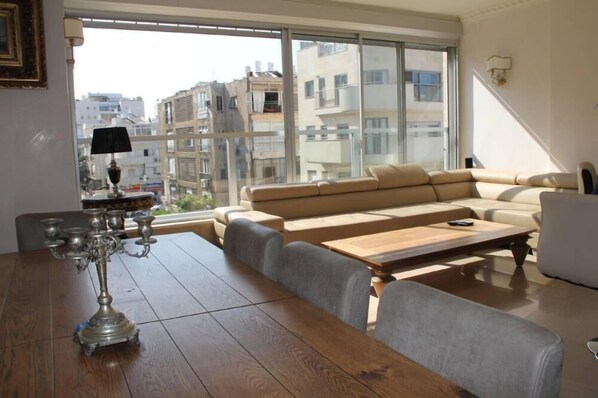 Smart TV, DVD player, music library, stereo - Apartment/ flat - Tel Aviv Sea View Luxury Apartment (Tel Aviv)
