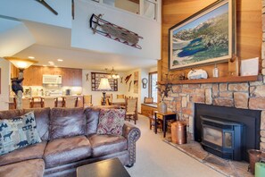 TV, fireplace - Comfy Rental Condo with a Shared Hot Tub, Sauna, and Seasonal Pool (Mammoth Lakes)
