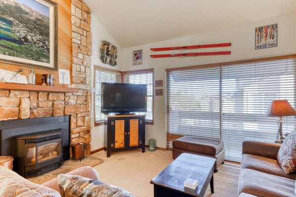 TV, fireplace