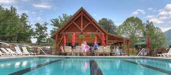VIEW THE FERRIS WHEEL One story chalet with outdoor television hot tub close to town