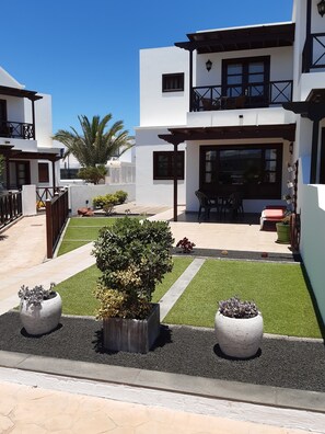 Property grounds - Luxury House With Large Communal Pool, Close to Marina and Beaches (Residencial Iris Fase II)