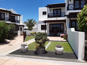 Exterior - Luxury House With Large Communal Pool, Close to Marina and Beaches (Residencial Iris Fase II)