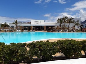 Outdoor pool - Luxury House With Large Communal Pool, Close to Marina and Beaches (Residencial Iris Fase II)