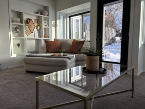 Smart TV, fireplace, ping pong - Next to Spearfish City Park, Spearfish Canyon and Downtown. Private Hot Tub!!!! (Spearfish)