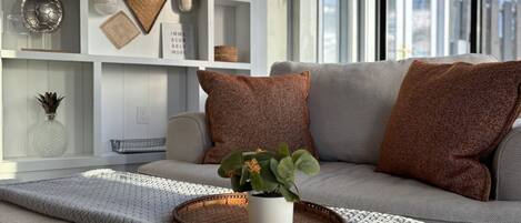 Smart TV, chimenea y tenis de mesa