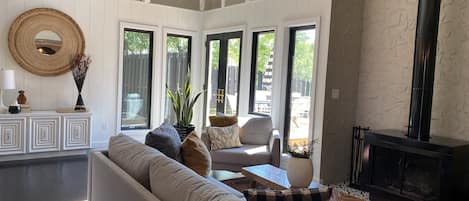 Smart TV, lareira, mesa de pingue-pongue