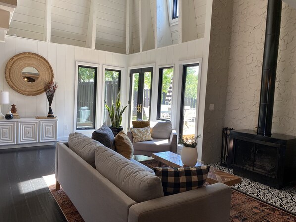 Smart TV, fireplace, ping pong