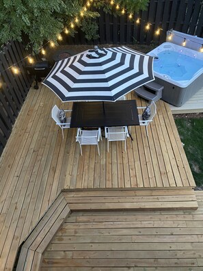 Outdoor dining - Next to Spearfish City Park, Spearfish Canyon and Downtown. Private Hot Tub!!!! (Spearfish)