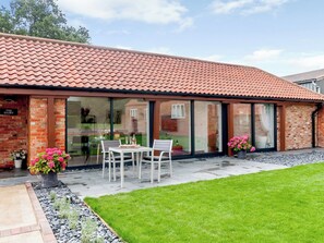 Outdoor dining - 1 bedroom accommodation in Elsham, near Brigg (Elsham, near Brigg)