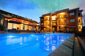 Una piscina al aire libre