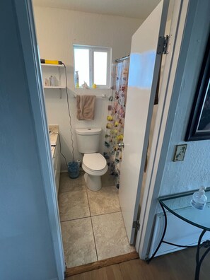 Duschwanne, Haartrockner, Handtücher, Seife