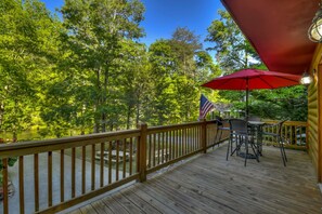 Outdoor dining - Toccoa River Frontage - Steps from the water, Sleeps 10, Fire Pit, Pet Friendly (Blue Ridge)