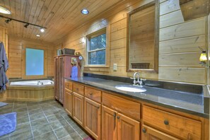 Shower, jetted tub, hair dryer, towels - Toccoa River Frontage - Steps from the water, Sleeps 10, Fire Pit, Pet Friendly (Blue Ridge)
