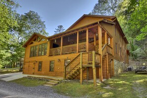 Exterior - Toccoa River Frontage - Steps from the water, Sleeps 10, Fire Pit, Pet Friendly (Blue Ridge)