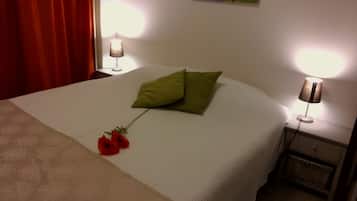 1 dormitorio, tabla de planchar con plancha, Internet y ropa de cama