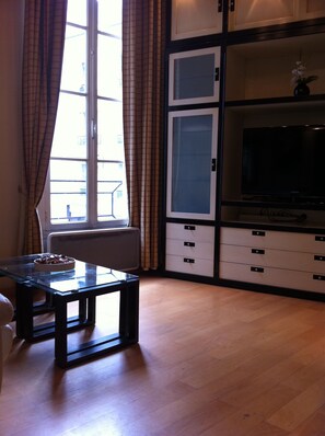 Interior - Unusual, Charming 16th Century Apt Near Place Des Vosges (Paris)