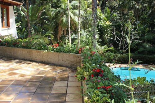 House Season Refugio Teresopolis, surrounded by forest, environmental protection area