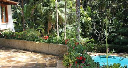 House Season Refugio Teresopolis, surrounded by forest, environmental protection area