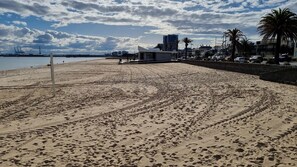 Beach nearby - 250m from the beach.Gym/lap pool access,Parking, pet friendly, outdoor area, BBQ (Port Melbourne)