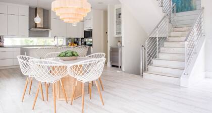 White Pearl-Premier AMI Home with Amazing Sunset Views and Great Reviews