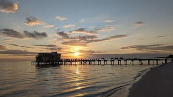 Plage à proximité, chaises longues, serviettes de plage